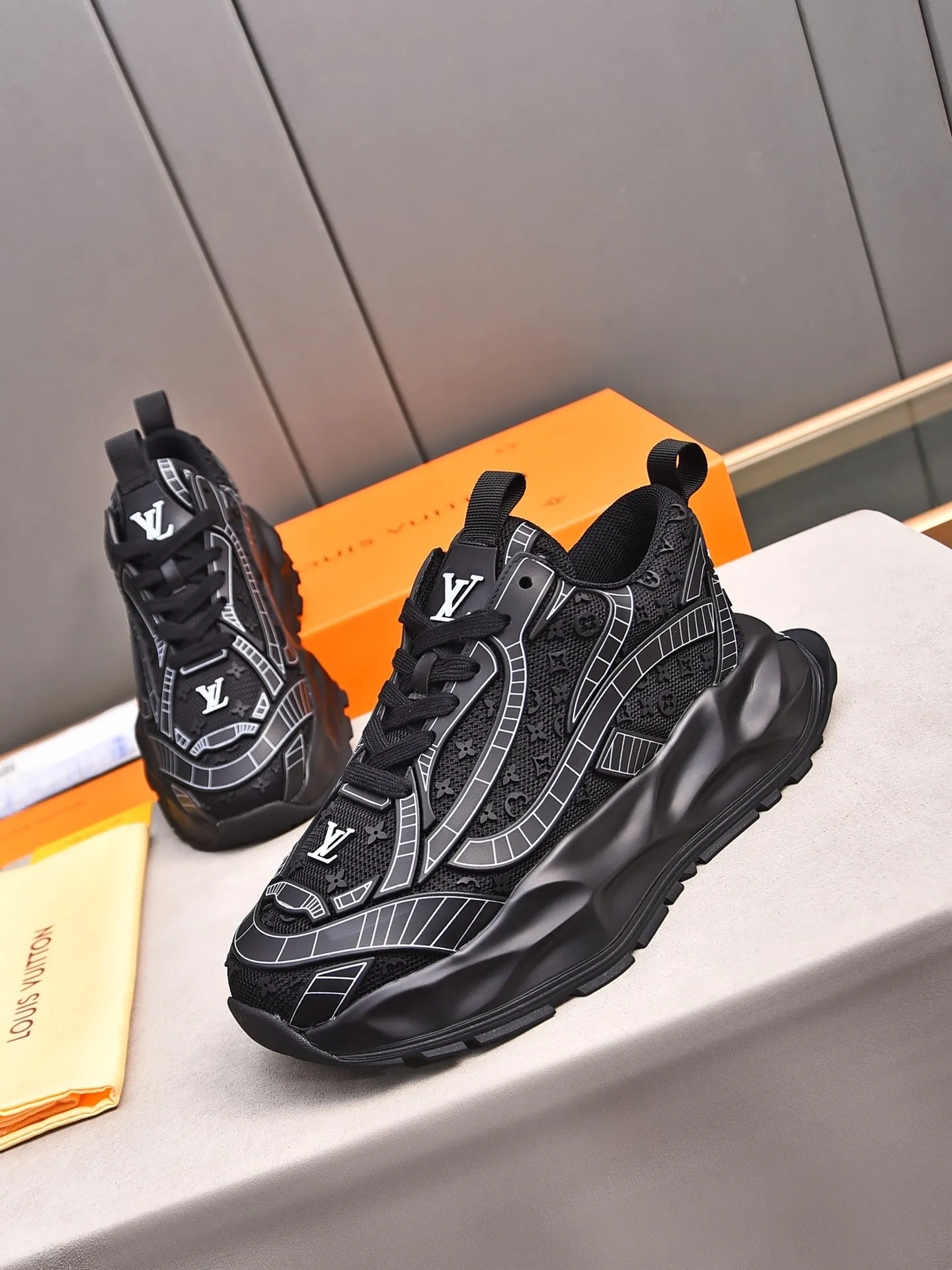 Men's shoes 💰580 📛📛【LOUIS VUITTON】Louis Vuitton 2024 new products👟Milan fashion catwalk style🇰🇾🇰🇾LV family logo, big-name style, a must-have for fashionistas⚠️Imported mesh with high-tech glue technology➕Cow leather➕Breathable mesh lining➕Genuine leather feet➕Special foam outsole👞Number 38-44 (45 46 custom-made)